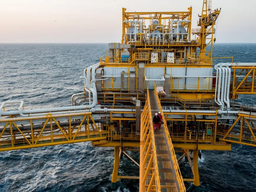 منصة نفطية بحرية تديرها شركة النفط البحرية الوطنية الإيرانية، بالقرب من جزيرة لافان، إيران. - المصدر: بلومبرغ