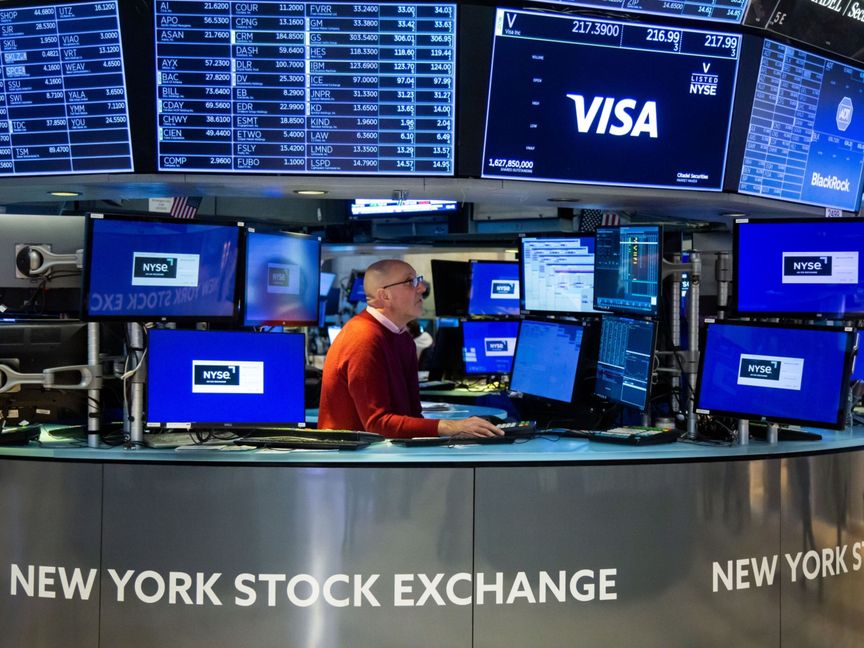 متعامل في قاعة التداول ببورصة نيويورك (NYSE) في نيويورك ، الولايات المتحدة ، يوم الاثنين 20 مارس 2023 - المصدر: بلومبرغ