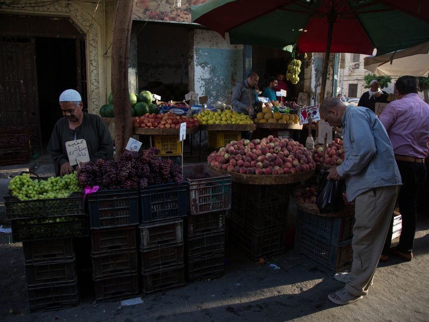 الزبائن تتسوق الخضروات في سوق المنيرة في القاهرة ، مصر ، يوم الأربعاء ، 1 يونيو 2022 - المصدر: بلومبرغ