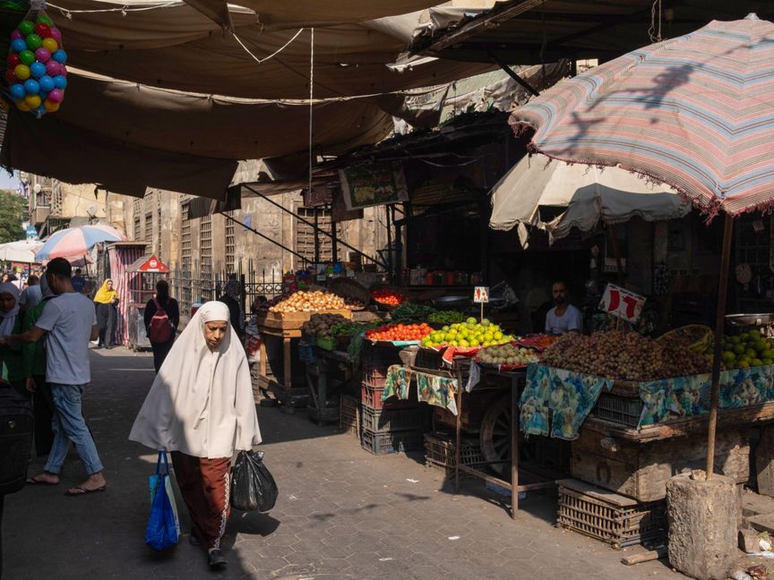 متسوقون يسيرون في سوق المغربلين للأغذية في منطقة الدرب الأحمر ، القاهرة، مصر - المصدر: بلومبرغ