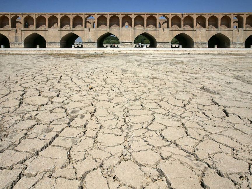 جسر عمره قرون بالقرب من أصفهان كان يمر عبره نهر "زينده رود" - المصدر: بلومبرغ