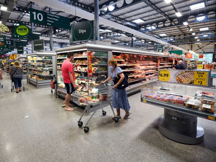 ينتقل العملاء عبر سوبر ماركت Morrisons ، الذي تديره Wm Morrison Supermarkets ، في سانت آيفز ، المملكة المتحدة. - المصدر: بلومبرغ