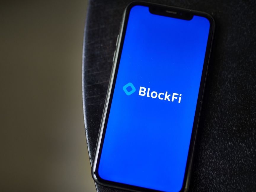 شعار  شركة تجارة العملات المشفرة "بلوك فاي" (BlockFi) على شاشة هاتف ذكي - المصدر: بلومبرغ