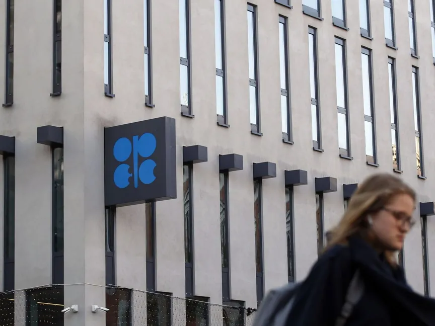 سيدة تمر أمام مبنى منظمة البلدان المصدرة للبترول (أوبك)، في العاصمة فيينا، النمسا - المصدر: بلومبرغ