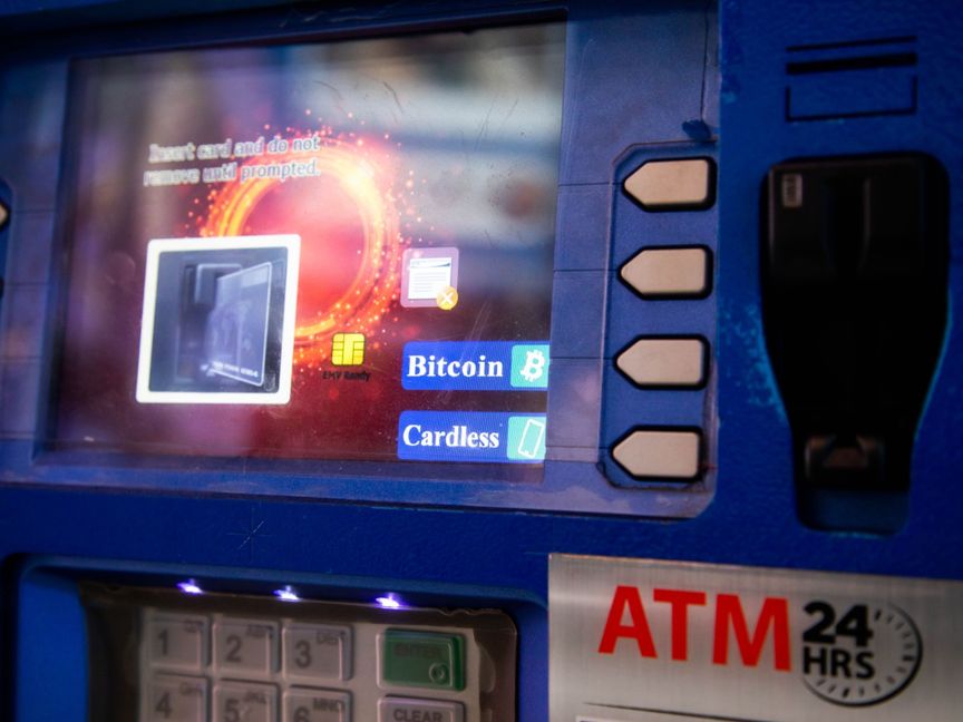 صراف آلي (ATM) لعملة بتكوين المشفرة في حي تايمز سكوير في نيويورك ، الولايات المتحدة - المصور: مايكل ناجل / بلومبرغ