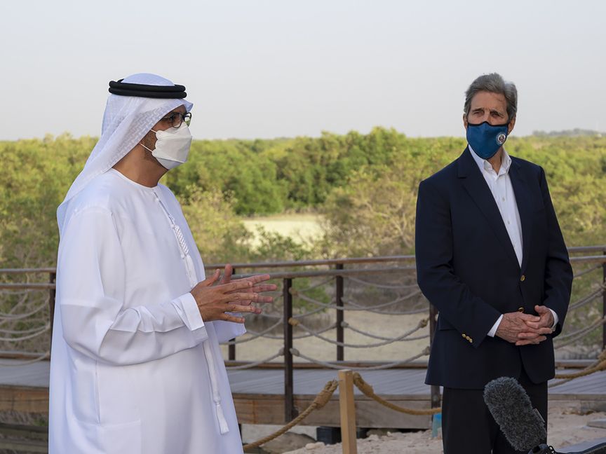 المبعوث الأمريكي لشؤون التغير المناخي جون كيري والدكتور سلطان الجابر - المصدر: بلومبرغ