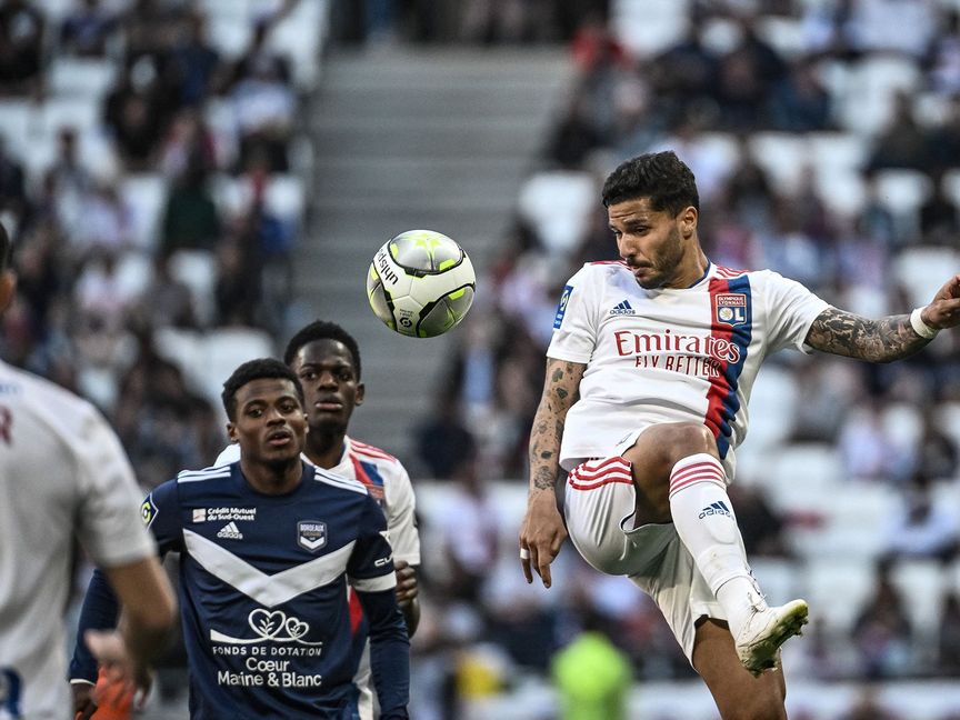البرازيلي هنريكي (يمين) مدافع " أولمبيك ليون" يتنافس على الكرة مع الهولندي خافيرو ديلروسون (يسار)  لاعب وسط "بوردو" خلال مباراة بين الفريقين في فرنسا في 17 أبريل 202 - المصدر: بلومبرغ