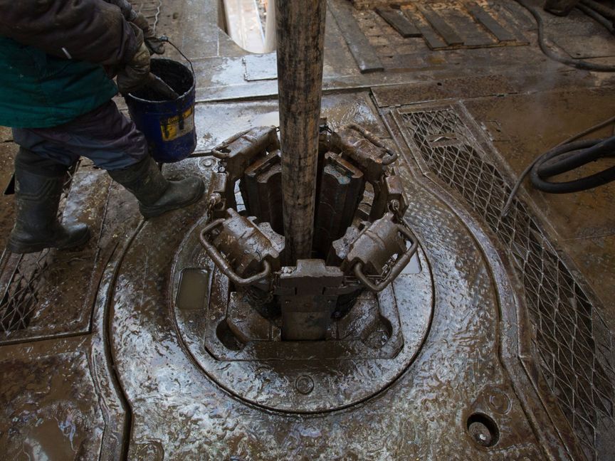 أنبوب حفر يعمل على طاولة دوارة على منصة حفر، تديرها شركة "ترانسنفط"، تعمل ليلاً في حقل نفط بالقرب من ألميتيفسك، تتارستان، روسيا، يوم الثلاثاء، 6 مارس 2019 - المصدر: بلومبرغ