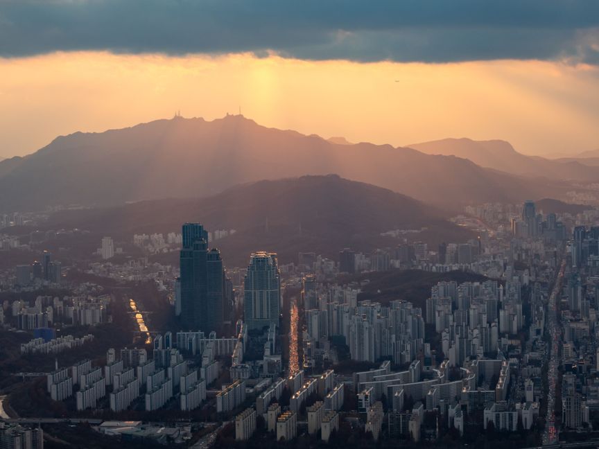 مبانٍ تجارية وسكنية  عند غروب الشمس في  سيؤول، كوريا الجنوبية - الشرق/بلومبرغ