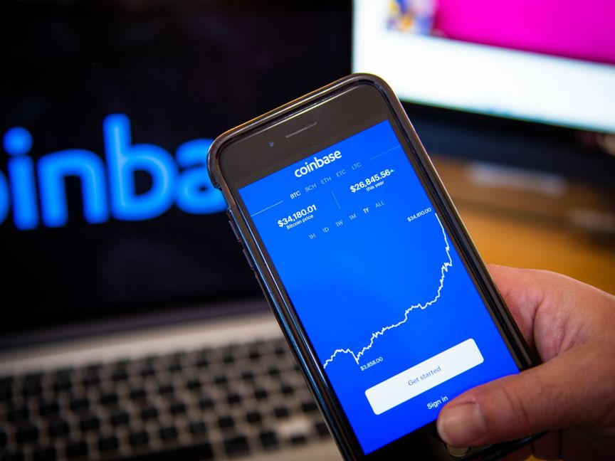 تطبيق Coinbase على هاتف ذكي مرتب بتنسيق   هاستينغز أون هدسون في نيويورك بالولايات المتحدة - بلومبرغ