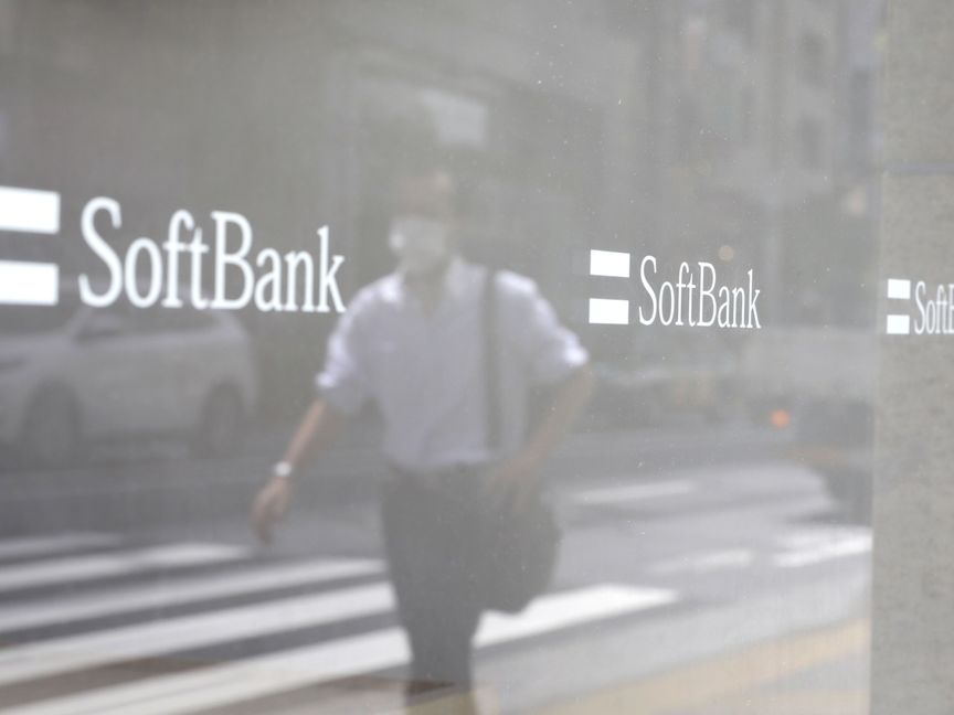 شعار SoftBank Corp على نافذة متجر في طوكيو ، اليابان . - المصدر: بلومبرغ