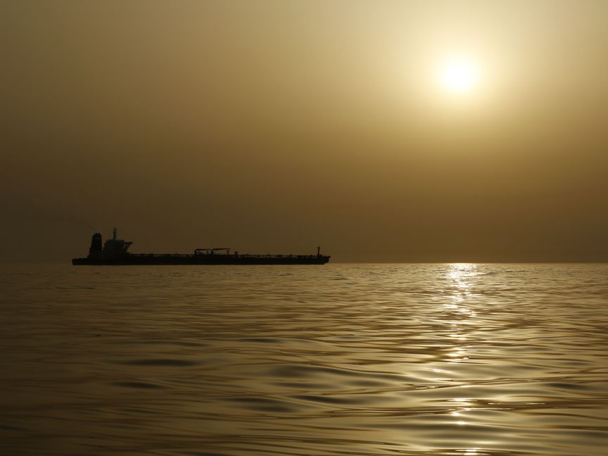 ناقلة نفط راسية في عرض البحر عند مغيب الشمس - الشرق/بلومبرغ