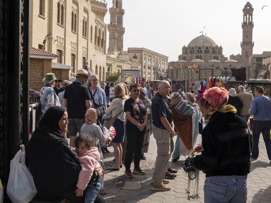 سائحون في منطقة سوق خان الخليلي بالقاهرة - المصدر: بلومبرغ