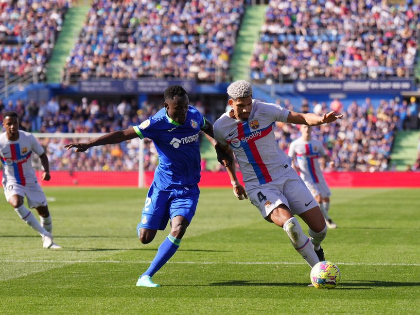 دجيني داكونام لاعب "خيتافي" يساراً ورناولدو أراوخو لاعب "برشلونة" خلال مباراة الفريقين في 16 أبريل 2023، خيتافي، إسبانيا - المصدر: غيتي إيمجز