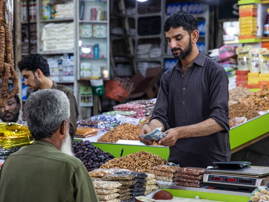 باعة يبيعون الخضروات المجففة والجوز وسلعا أخرى في سوق الإمبراطورة في كراتشي، باكستان، يوم الإثنين 24 أكتوبر 2022  - المصدر: بلومبرغ