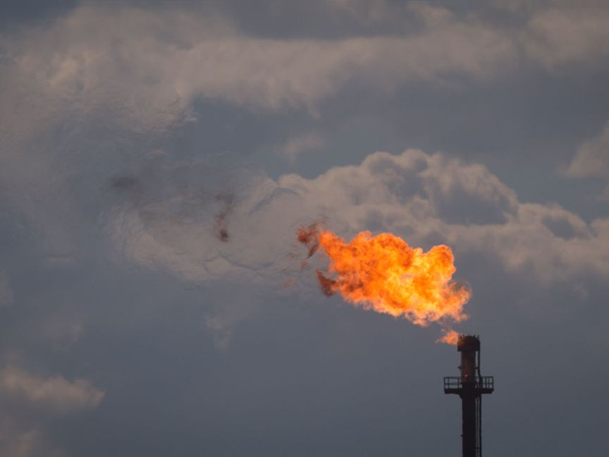 لسان اللهب يتصاعد من مصفاة تابعة لشركة "سينكرود كندا" (.Syncrude Canada Ltd)، في شمال مدينة فورت ماكموري، ألبرتا، كندا، يوم 4 يونيو 2016 - المصدر: بلومبرغ