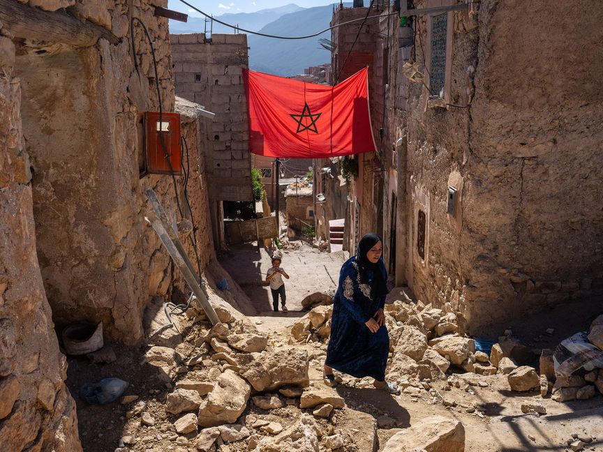 مغربية وسط ركام المنازل المنهارة، نواحي مدينة مراكش، المغرب - المصدر: بلومبرغ