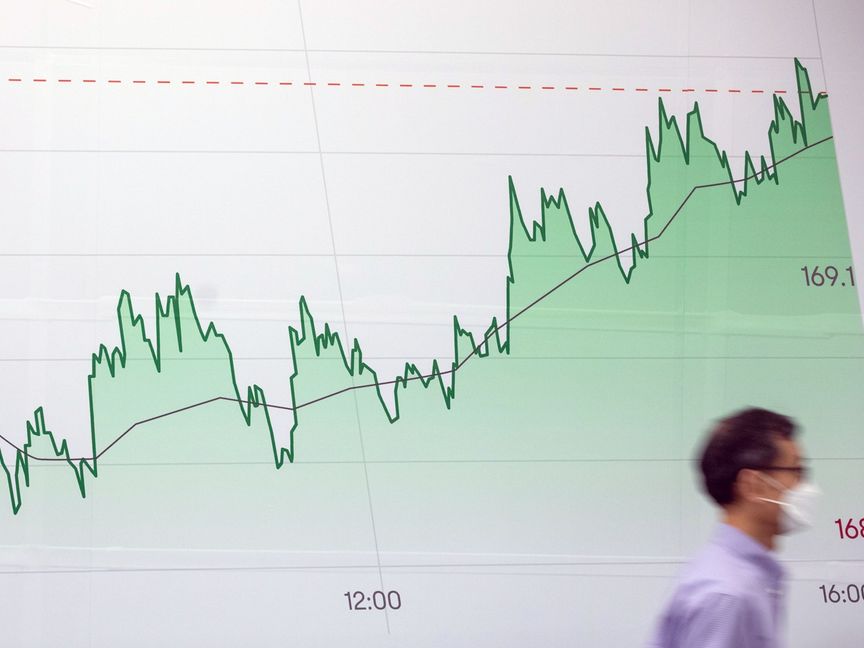 إعلان يعرض مخططاً للأسهم في هونغ كونغ، الصين، يوم الأربعاء، 24 مايو 2023 - المصدر: بلومبرغ