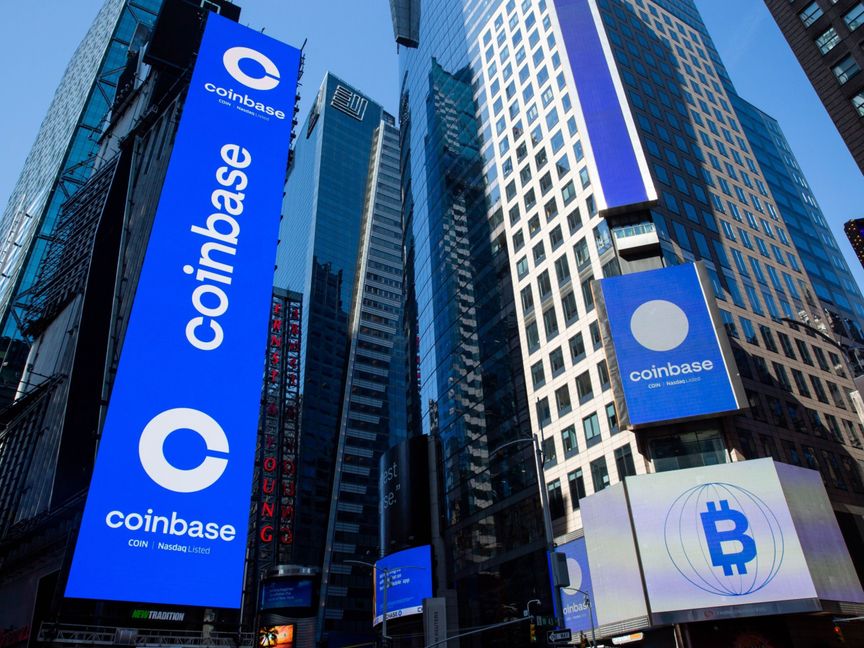 تعرض الشاشات لافتات Coinbase أثناء الطرح العام الأولي للشركة في موقع سوق ناسداك في نيويورك، الولايات المتحدة ، - المصدر: بلومبرغ