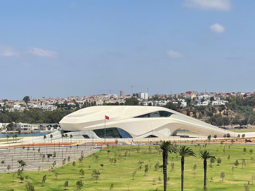 صورة عامة لأحد ضواحي العاصمة المغربية الرباط ويظهر في وسطها مبنى مسرح الرباط الكبير. المملكة المغربية - المصدر: بلومبرغ