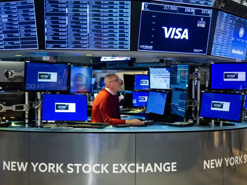 متعامل في قاعة التداول ببورصة نيويورك (NYSE) في نيويورك، الولايات المتحدة، يوم الإثنين 20 مارس 2023 - المصدر: بلومبرغ