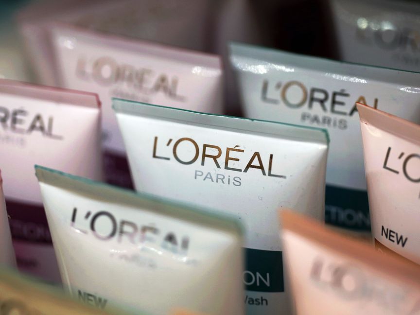 عبوات كريم L'Oreal Skin Perfection ، التي تصنعها لوريال، معروضة للبيع داخل صيدلية في لندن ، المملكة المتحدة . - المصدر: بلومبرغ