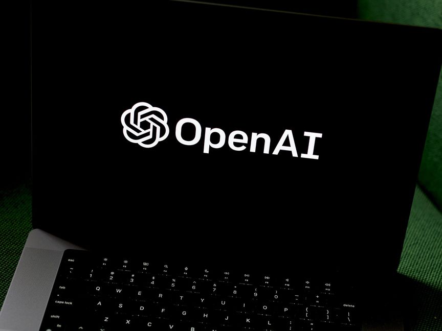 شعار "OpenAI" على جهاز كمبيوتر محمول. - المصدر: بلومبرغ