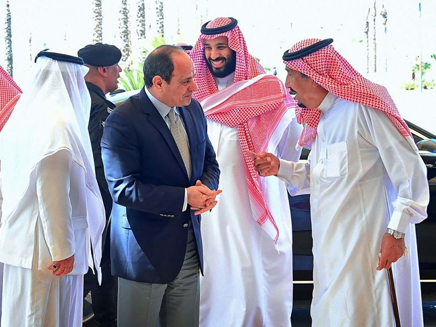 العاهل السعودي الملك سلمان وولي عهده الأمير محمد بن سلمان يستقبلان الرئيس المصري عبد الفتاح السيسي في السعودية - المصدر: بلومبرغ