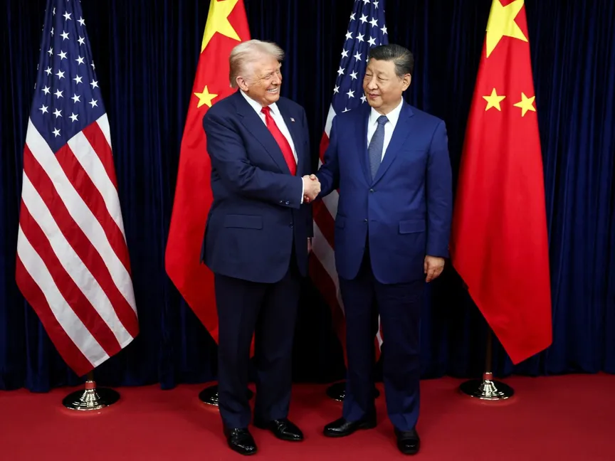 الرئيس الأميركي دونالد ترمب يصافح الرئيس الصيني شي جين بينغ خلال اجتماعهما الثنائي في بوسان، كوريا الجنوبية. 30 أكتوبر 2025 - رويترز 