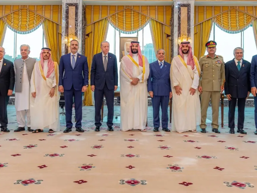 صورة تجمع ولي العهد السعودي الأمير محمد بن سلمان، والرئيس التركي رجب طيب أردوغان، ورئيس الوزراء الباكستاني محمد شهباز شريف، ومسؤولي الدول الثلاثة الموقّعة على اتفاقية "مكة للدفاع المشترك"، بتاريخ 7 أغسطس 2026 - وزارة الإعلام السعودية - الشرق بلومبرغ