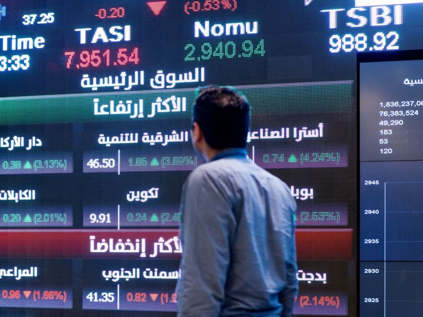 مستثمر يراقب حركة الأسهم على لوحة معلومات تعرض تداولات سوق الأسهم السعودية - المصدر: بلومبرغ