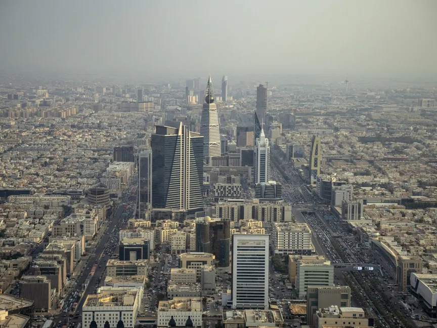 مشهد جوي لوسط مدينة الرياض يُظهر أبراج مركز الملك عبدالله المالي على امتداد طريق الملك فهد، وسط كثافة عمرانية وحركة مرورية. - Getty Images