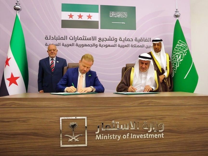وزير الاستثمار السعودي خالد الفالح، ووزير الاقتصاد والصناعة السوري محمد نضال الشعار (وقوفاً) خلال توقيع اتفاقية حماية وتشجيع الاستثمارات المتبادلة بين البلدين - وكالة الأنباء العربية السورية (سانا)