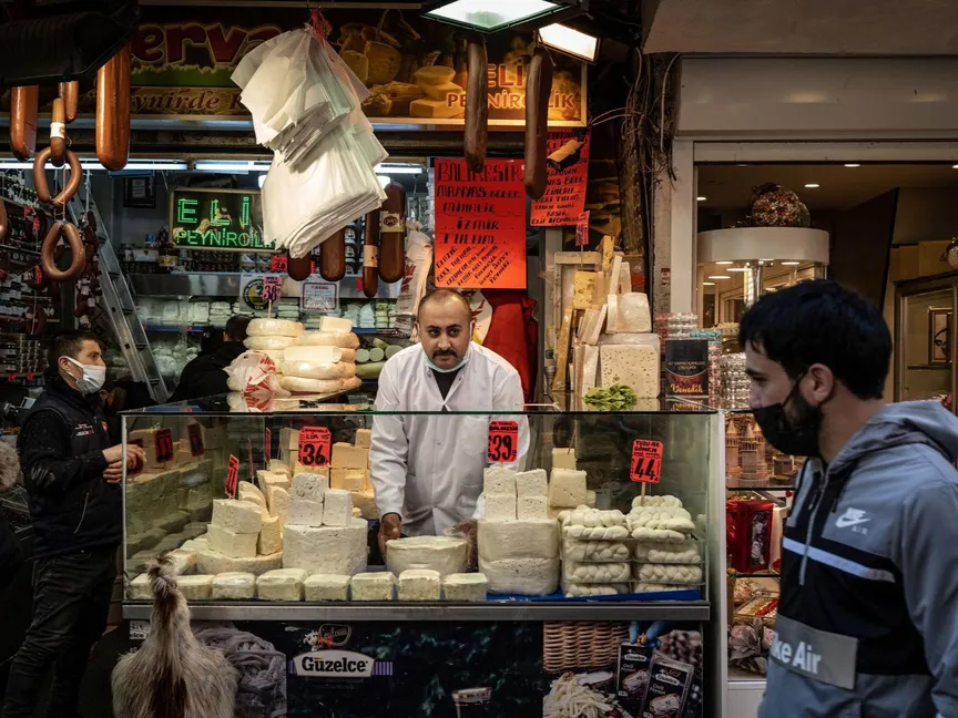 شخص يمر من أمام محل لبيع الأجبان في إسطنبول، تركيا - المصدر: بلومبرغ