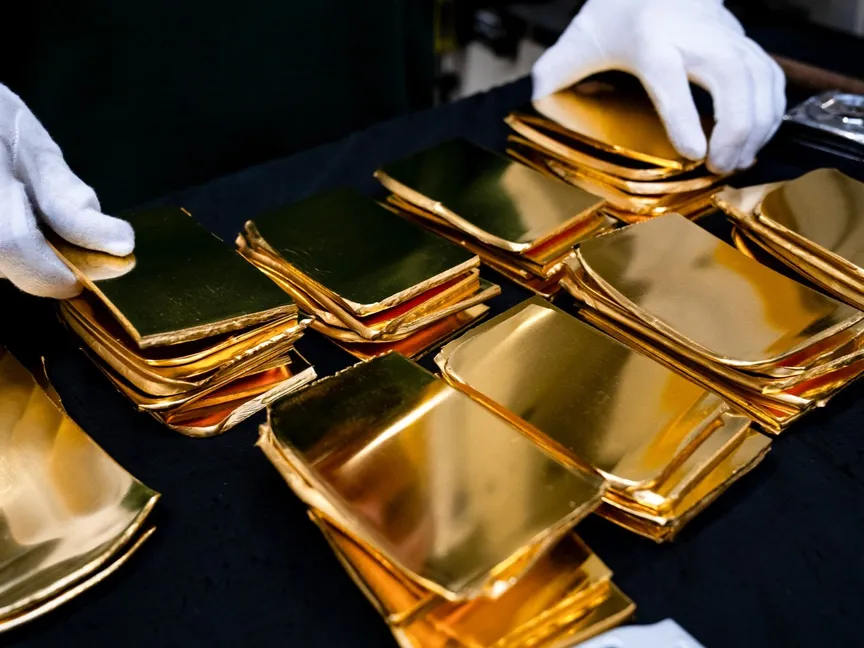 شخص يرتب صفائح ذهبية - بلومبرغ