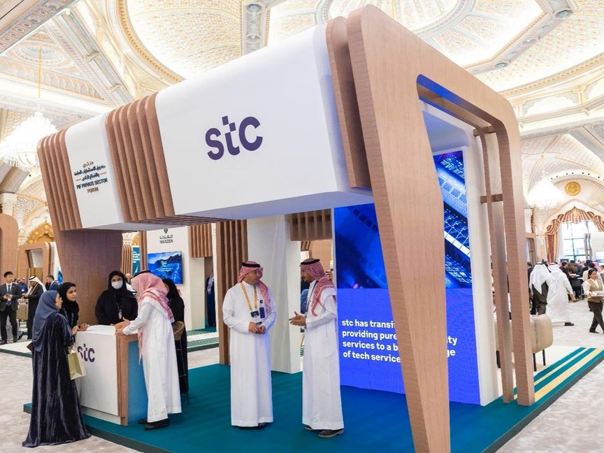 موظفون وزوار في جناح stc خلال منتدى صندوق الاستثمارات العامة والقطاع الخاص في الرياض، المملكة العربية السعودية، 7 فبراير 2024 - الشرق