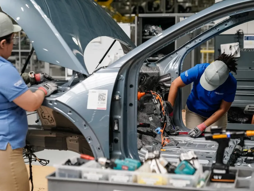 عمال يجمعون مركبات في مصنع بولاية جورجيا، الولايات المتحدة - بلومبرغ