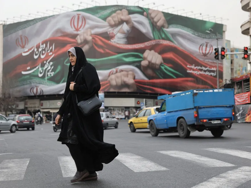 امرأة إيرانية تسير في أحد شوارع طهران، إيران، 19 يناير 2026. تعيش إيران عزلة رقمية شبه كاملة بسبب تعطيل أو تقييد خدمات الوصول إلى الإنترنت خلال فترة الحرب - رويترز 