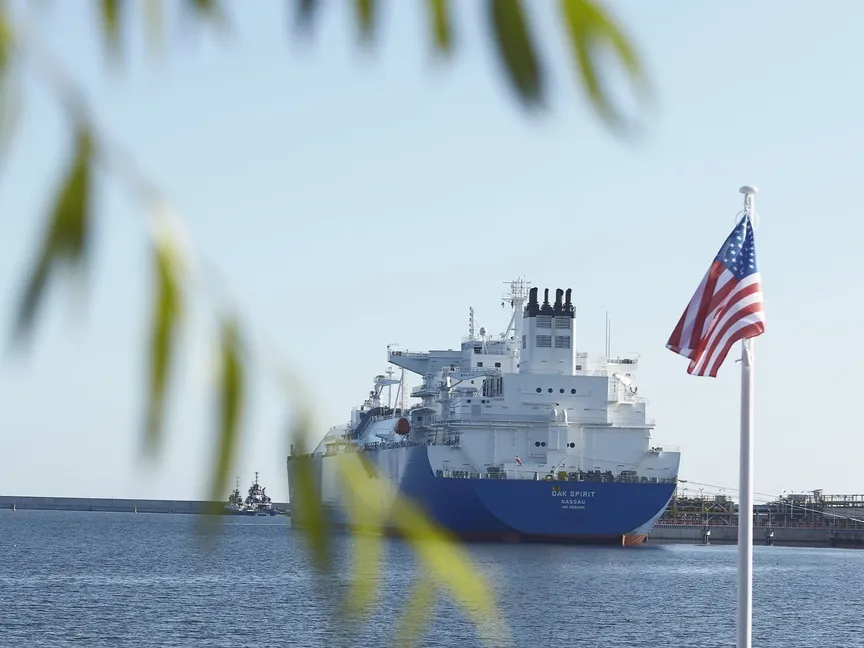 علم الولايات المتحدة الأميركية وخلفه ناقلة الغاز المسال الطبيعي "أوك سبيريت". - المصدر: بلومبرغ