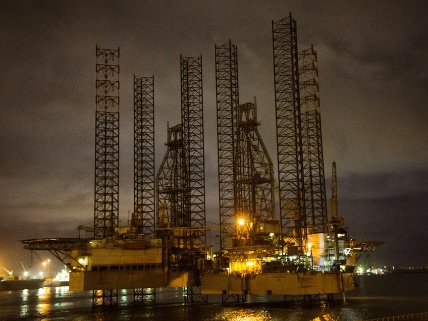 تحالف "أوبك+" يؤكد على التزامه باستقرار سوق النفط، مُبقياً على مستويات الإنتاج المعتمدة حتى نهاية 2025. - المصدر: بلومبرغ