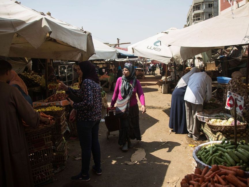 زبائن يشترون فواكه وخضروات طازجة في سوق المنهل بحي مدينة نصر في القاهرة بمصر - المصدر: بلومبرغ