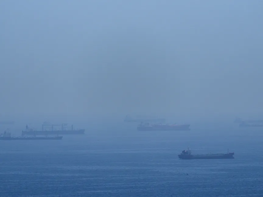 ناقلات نفط ترسو في مضيق هرمز في 18 أبريل 2026 - AP