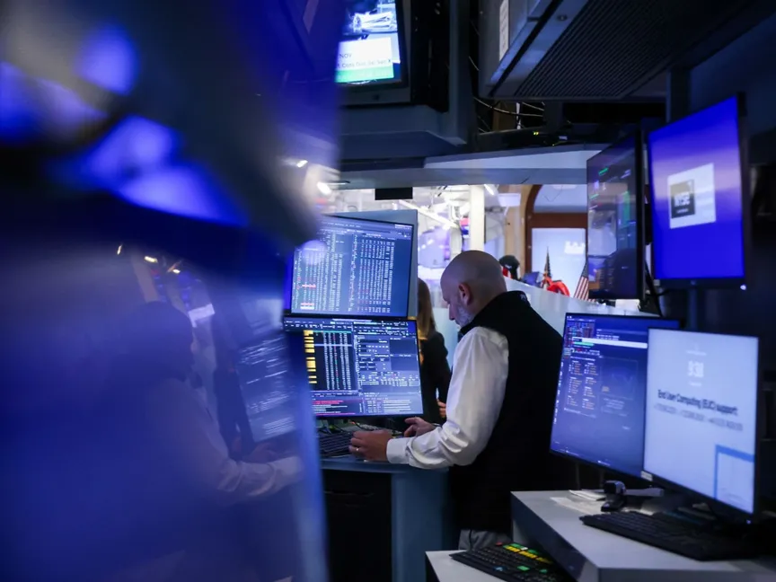 أحد المتداولين في قاعة التداول في بورصة نيويورك (NYSE) في نيويورك، الولايات المتحدة، يوم الإثنين 6 أبريل 2026. - بلومبرغ
