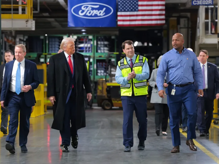 الرئيس الأميركي دونالد ترمب يتجول مع عدد من المسؤولين التنفيذيين من شركة "فورد" في مجمع الشركة "فورد ريفر روج" في 13 يناير 2026 في ديربورن، ميشيغان - بلومبرغ