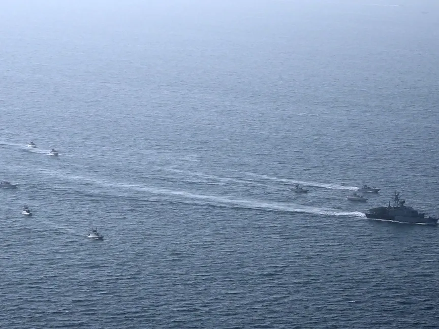 عناصر من القوات البحرية الإيرانية يشاركون في مناورة عسكرية بمضيق هرمز، في صورة صادرة عن المكتب الإعلامي لـ"الحرس الثوري" بتاريخ 16 فبراير 2026. تصوير: "الحرس الثوري"/"الأناضول"/"غيتي" - Getty Images