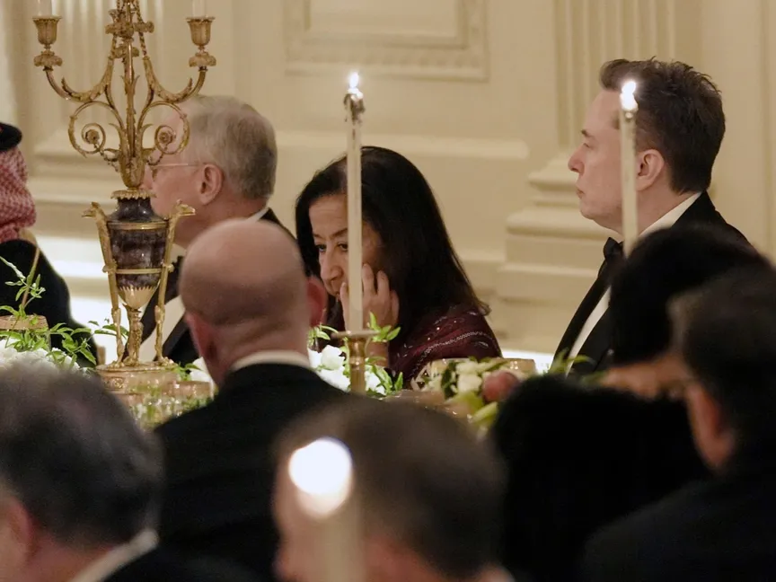 لبنى العليان تجلس بجانب إيلون ماسك خلال العشاء الرسمي في البيت الأبيض أثناء زيارة ولي عهد السعودية الأمير محمد بن سلمان واشنطن ولقائه الرئيس دونالد ترمب، 18 نوفمبر 2025 - Getty Images