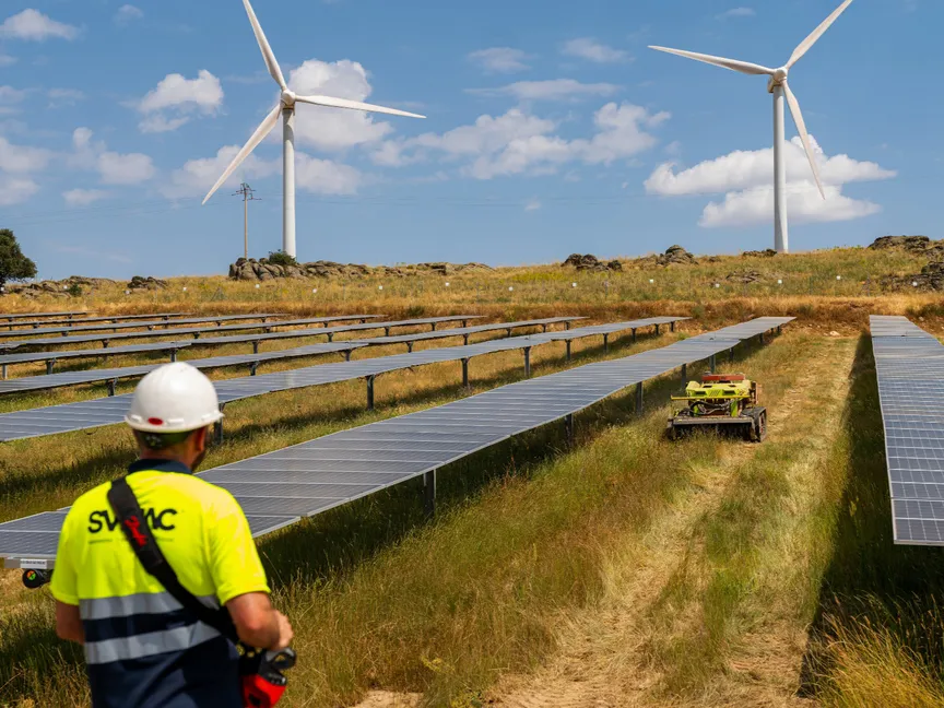 توربينات رياح قرب مزرعة للطاقة الشمسية في أفيلا، إسبانيا - بلومبرغ