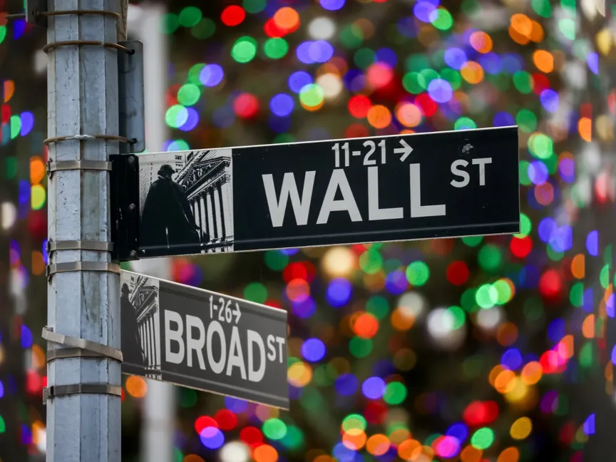 لافتة موجهة إلى شارع وول ستريت - بلومبرغ