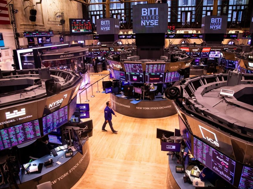 سمسار يسير داخل بورصة نيويورك للأوراق المالية (NYSE) في نيويورك ، الولايات المتحدة - المصدر: بلومبرغ