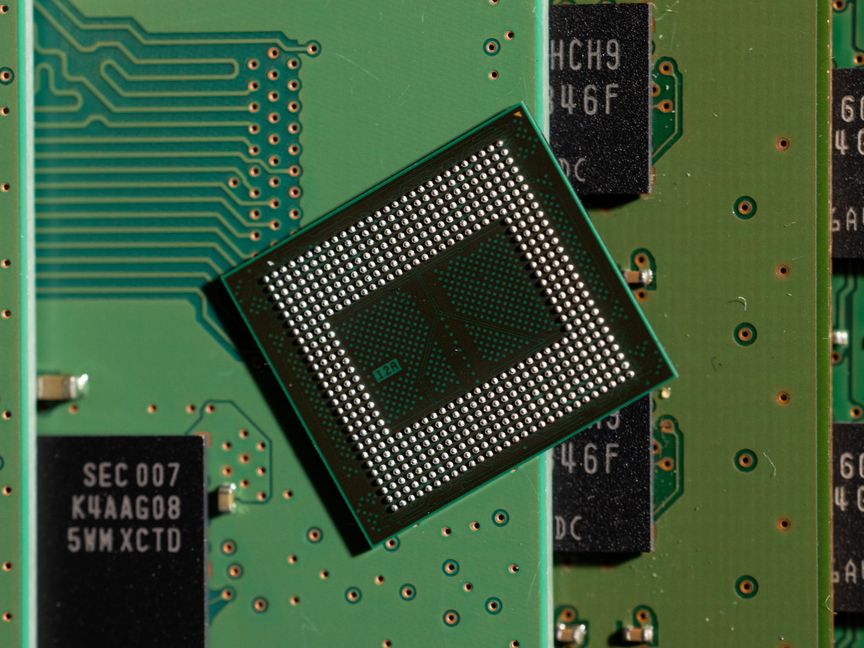 ذاكرة الوصول العشوائي الديناميكية (DRAM) من نوع (LPDDR5X) الخاصة بشركة "سامسونغ إلكترونيكس" بسعة 24 غيغابايت وسرعة 8.5 غيغابايت في الثانية، بجانب وحدات ذاكرة - بلومبرغ